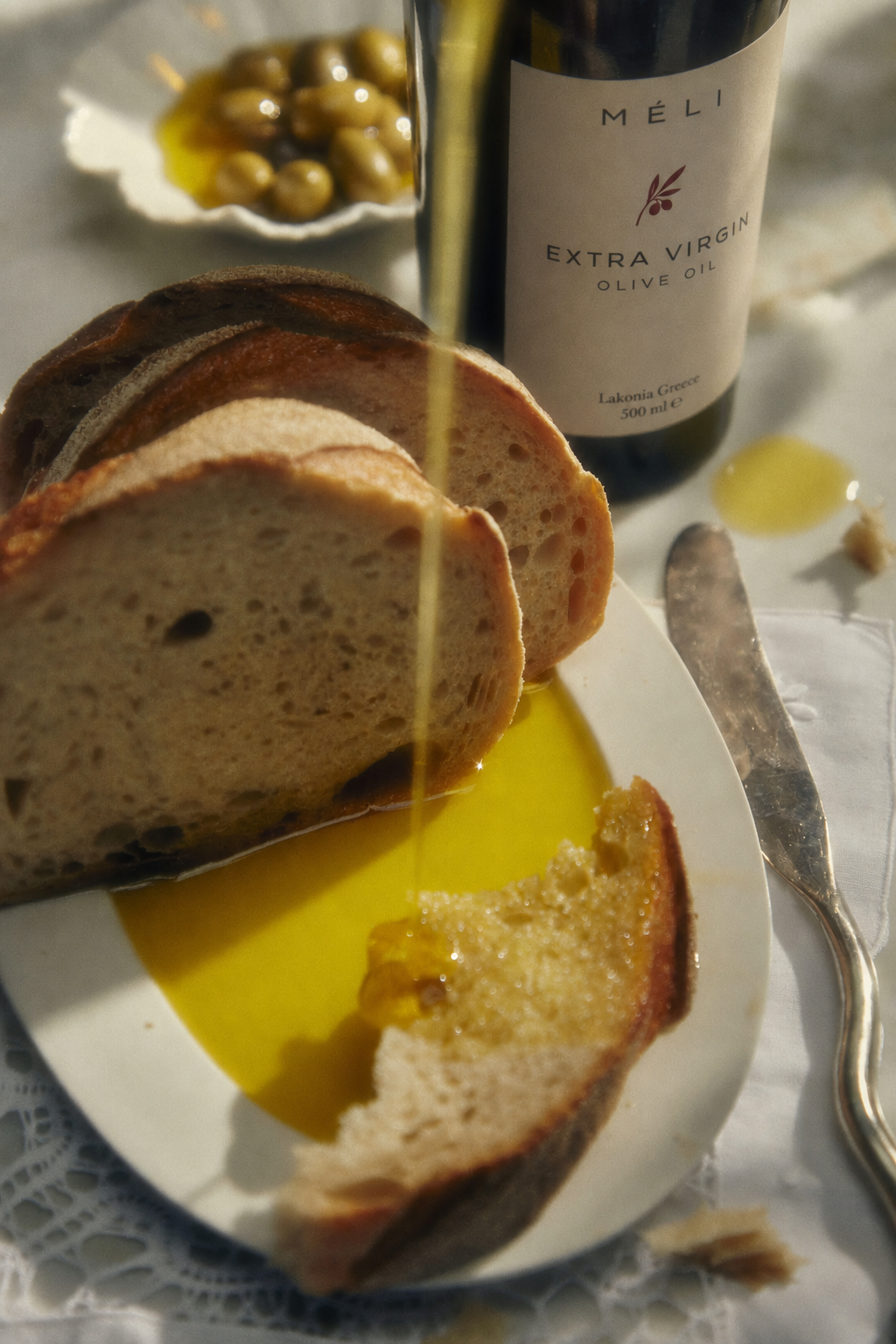 MÉLI olive oil served with bread and olives